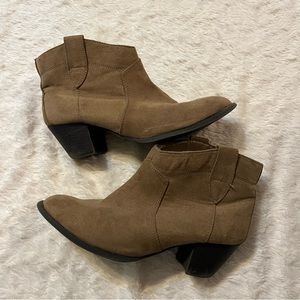 5/25 🦋 Faded Glory Brown Ankle Boot